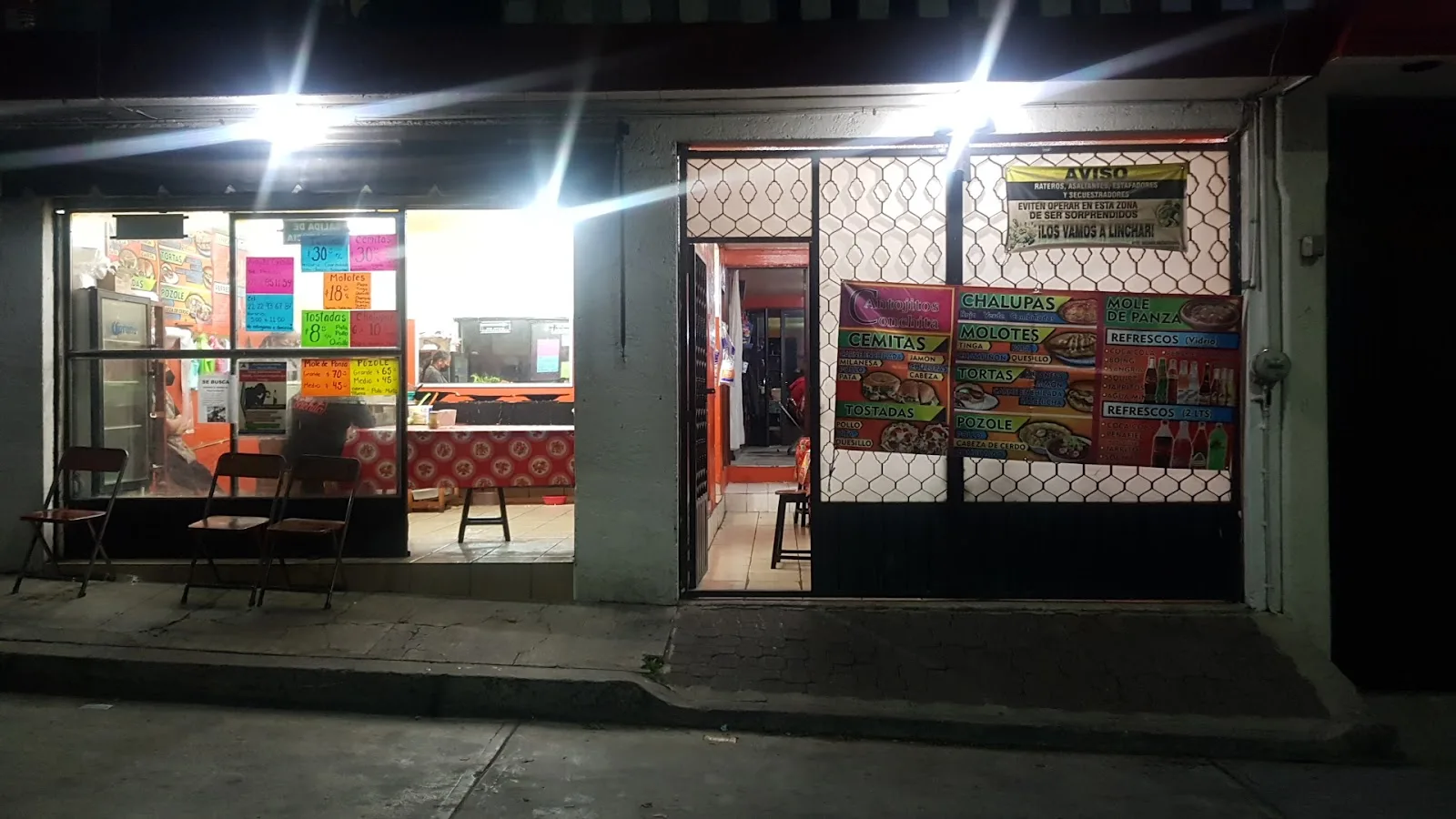 La fachada, de noche
