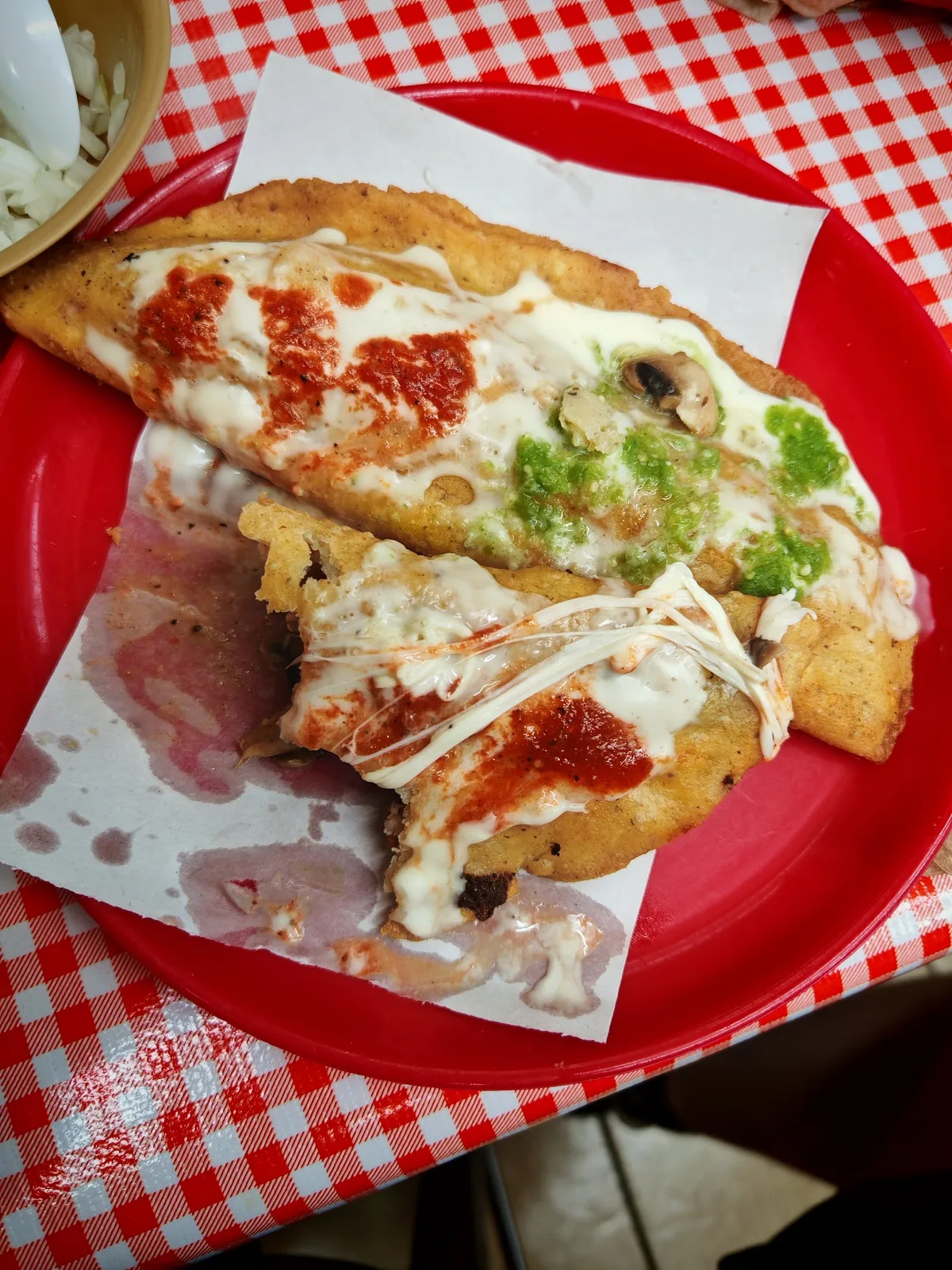 Molotes con salsa roja y verde
