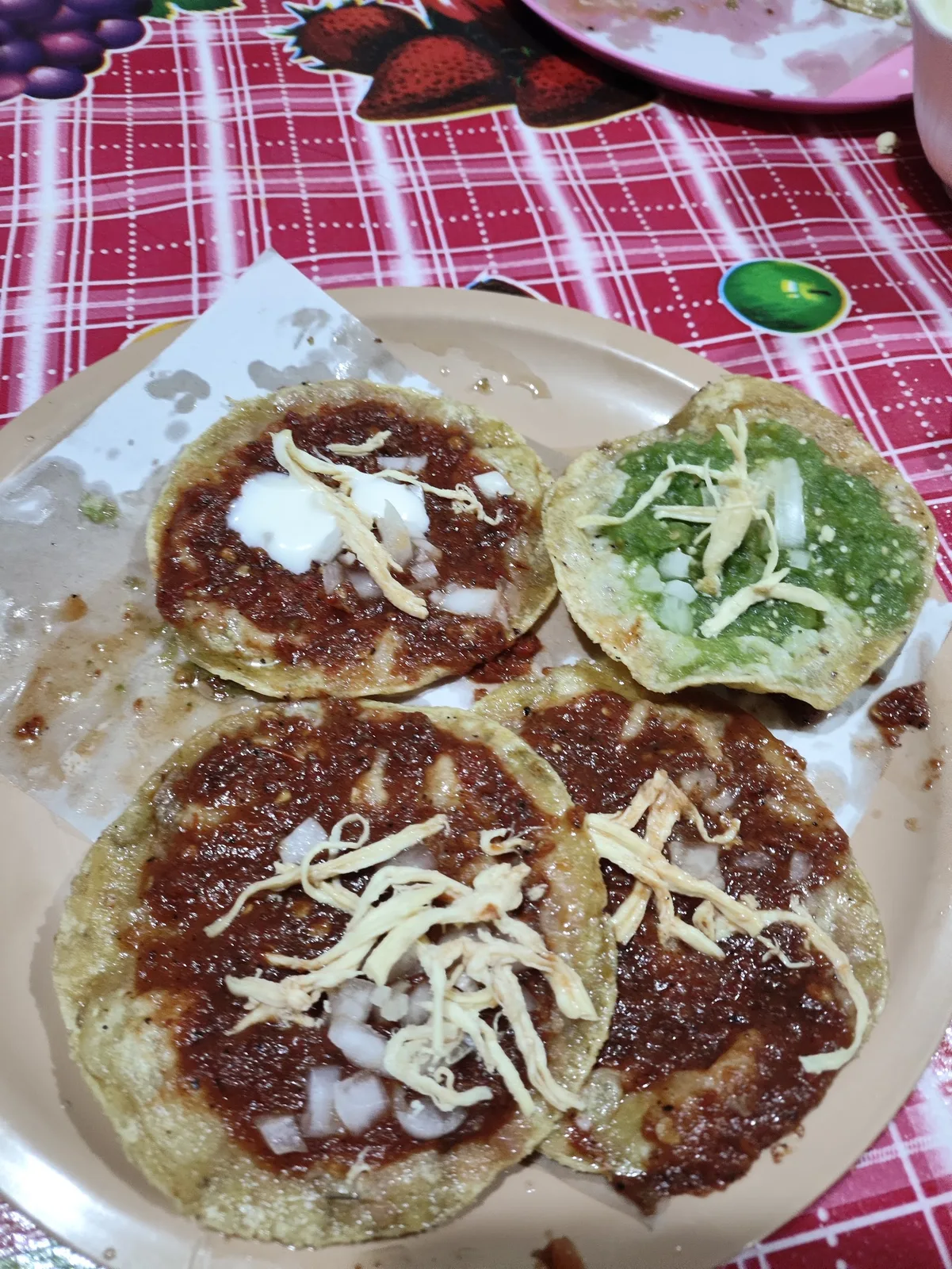 Chalupas rojas y verdes con queso y cebolla